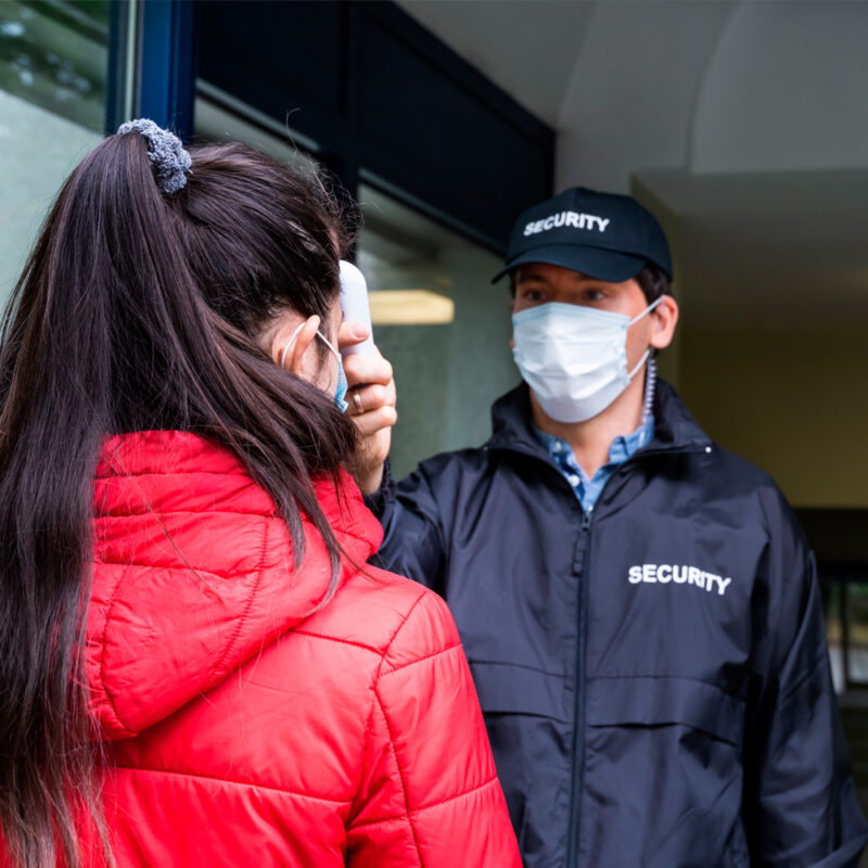 Imagen de un Guarda de Seguridad controlando la temperatura a una propietaria